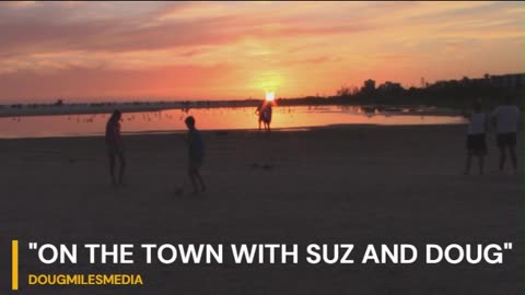 SUZ AND DOUG VISIT SIESTA KEY BEACH AT SUNSET!