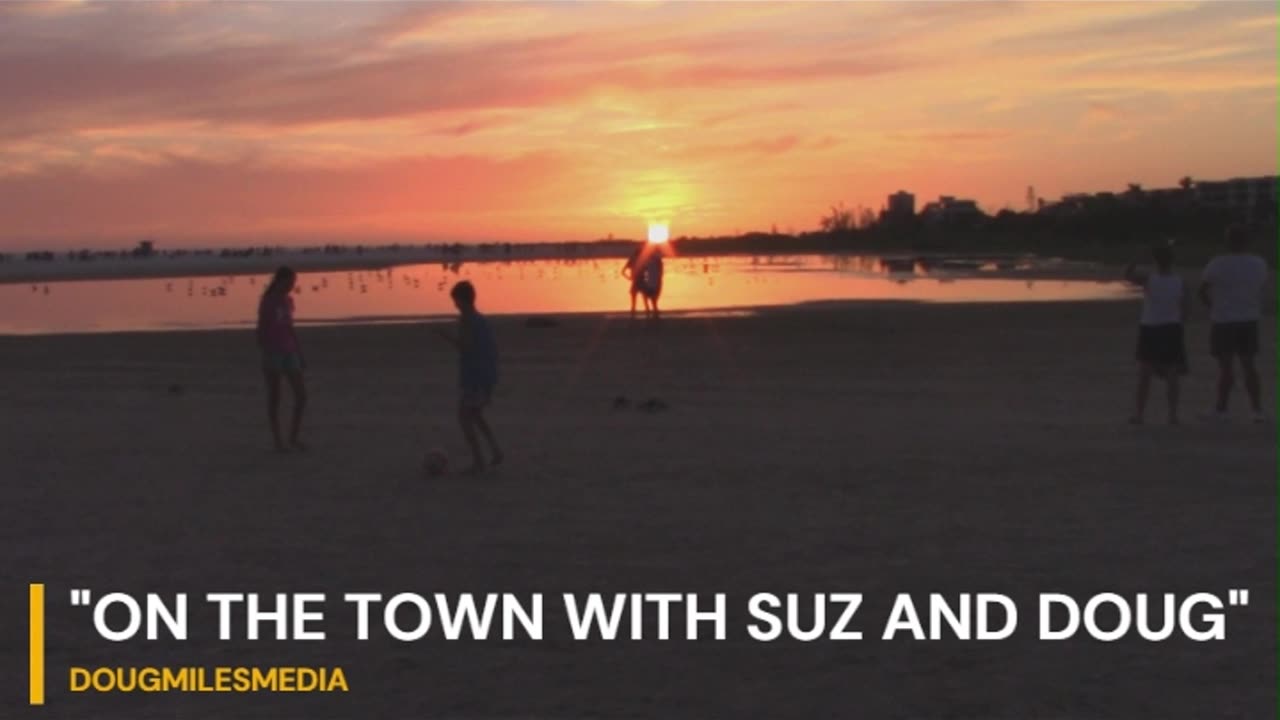 SUZ AND DOUG VISIT SIESTA KEY BEACH AT SUNSET!