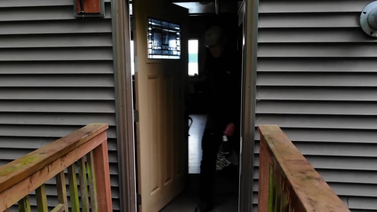 Un homme retrouve un implant extraterrestre dans sa jambe après 22 ans 👽🏔️Alien in Alaska