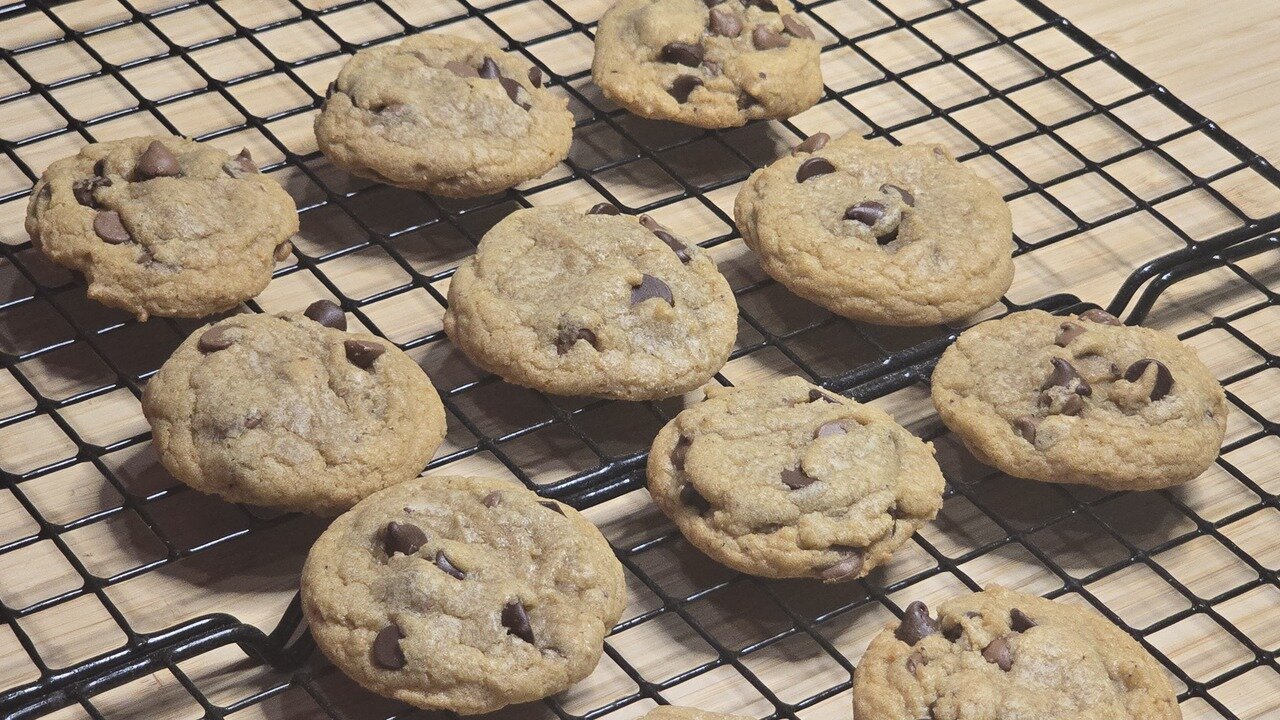 The PERFECT Chocolate Chip Cookies (NO CHILL)