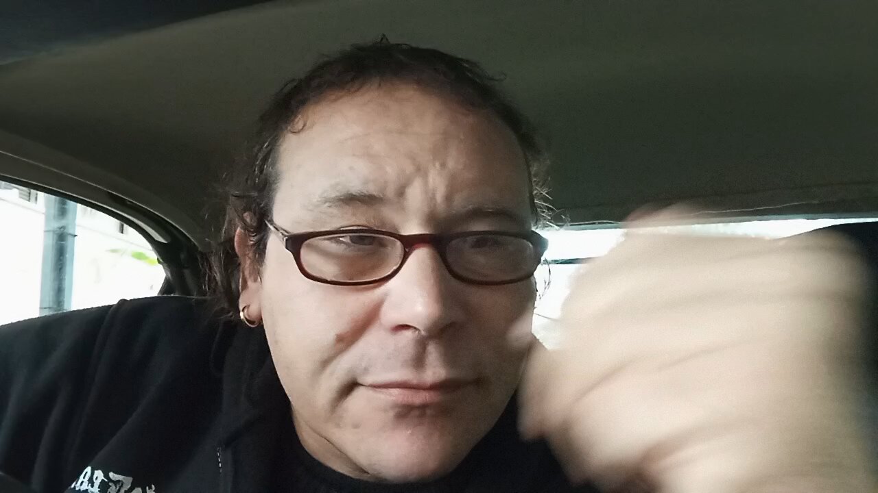 UN PUGILE NON SI FA PICCHIARE DA QUATTRO DISPERATI