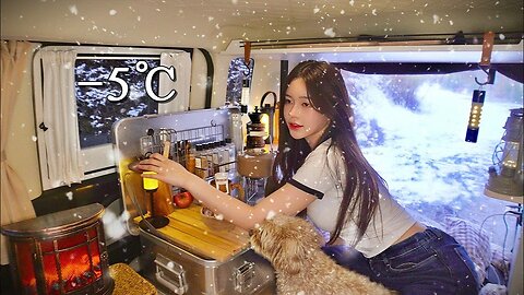 🌨-5℃ One night in a small and cozy car in the snowy forest ❄️ ｜ Takoyaki Buldak
