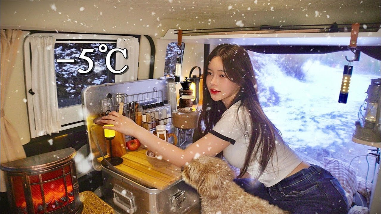 🌨-5℃ One night in a small and cozy car in the snowy forest ❄️ ｜ Takoyaki Buldak