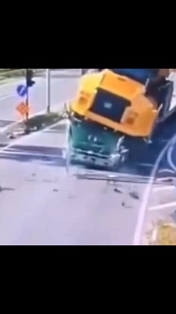 Accidente mortal: camión 'se rebela' y aplasta la cabina del remolque sobre el que iba