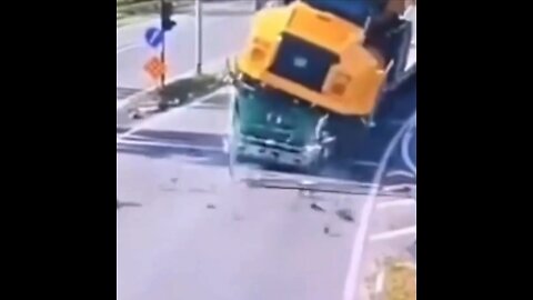 Accidente mortal: camión 'se rebela' y aplasta la cabina del remolque sobre el que iba