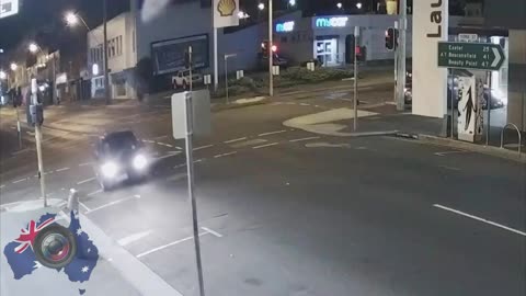 Aussiecams - Cars collide then taxi crashes into Woolworths shopfront window Launceston 🚕