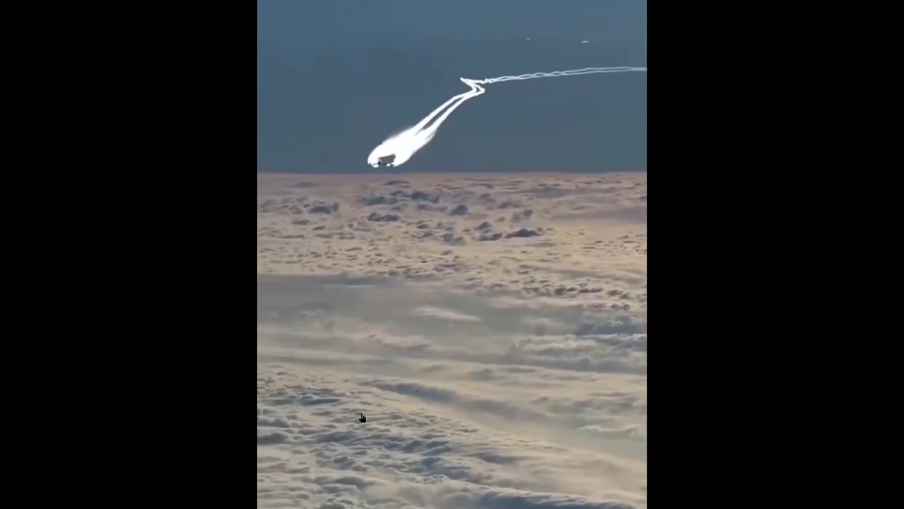 A Boeing 747 bird in the sky at lightning speed. 27 secs