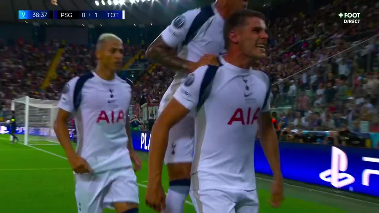 Micky van de Ven SUPER GOAL gives Tottenham the lead