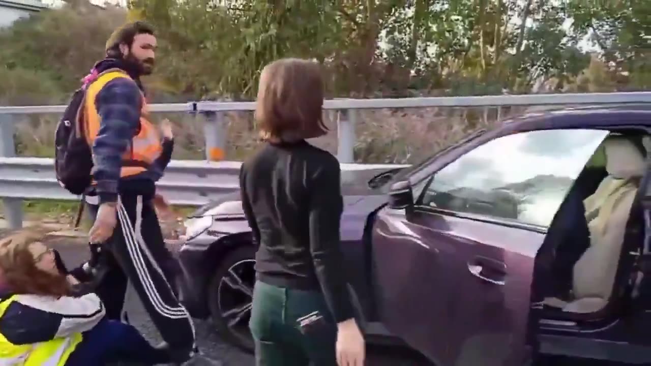Italian citizen, trying to get to his pregnant wife to hospital had to deal with activists