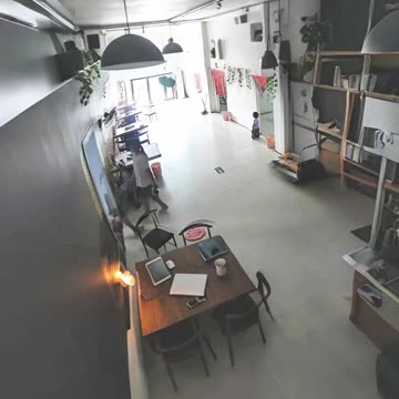 This child is lucky to have a brave sister.