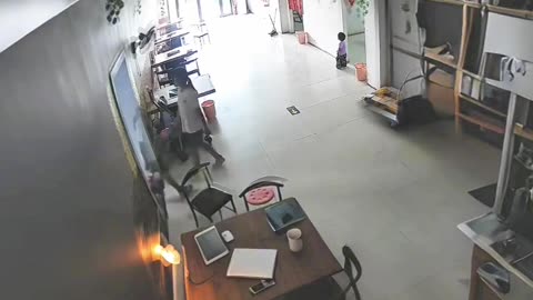 This child is lucky to have a brave sister.