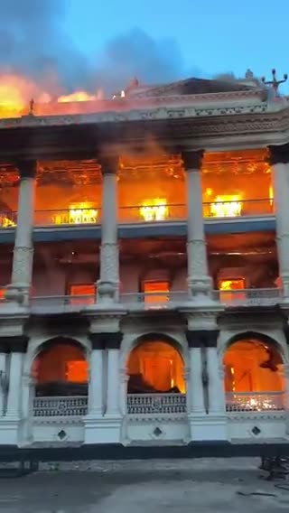 2025.9 ネパールの国会議事堂、燃やされる