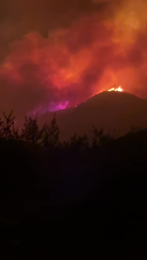 Forcat zjarrfikëse dhe ushtria përballen me flakët, evakuohen banorët e disa fshatrave