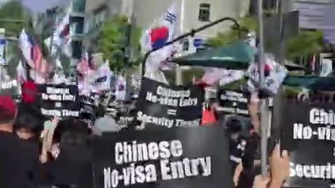 I sudcoreani in piazza in massa gridando "Noi siamo Charlie Kirk"