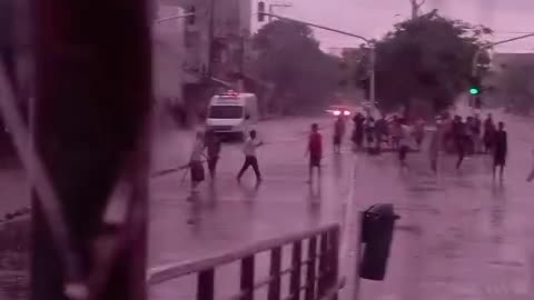 Vándalos generan caos y destrozos en estación de Transmetro