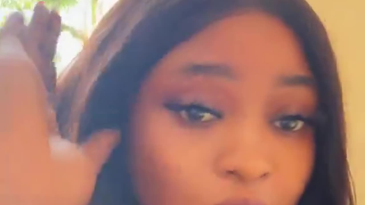 She paid 25k for a beginner Pilates session and they said she needs socks for 15k 😲😲