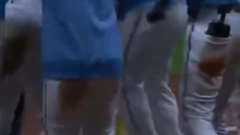 Nothing like a walk-off homer off the first pitch #MLB #baseball #walkoff