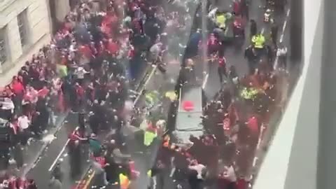 Makina përplaset me turmën në Liverpool gjatë festimeve të kampionatit