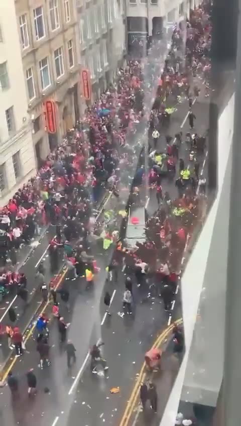 Makina përplaset me turmën në Liverpool gjatë festimeve të kampionatit