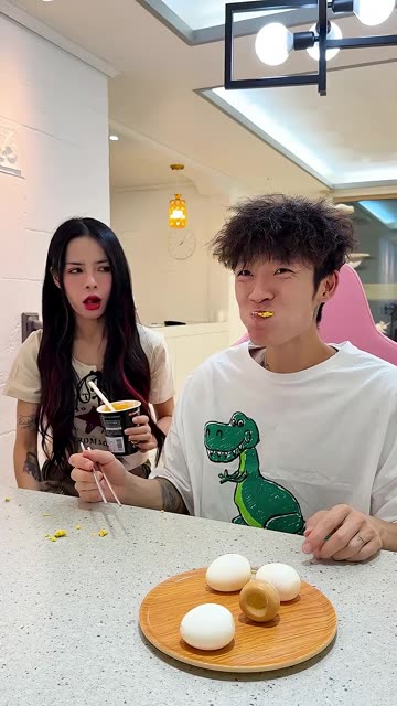 How This Siblings Eat Duck Egg🦆🥚😂