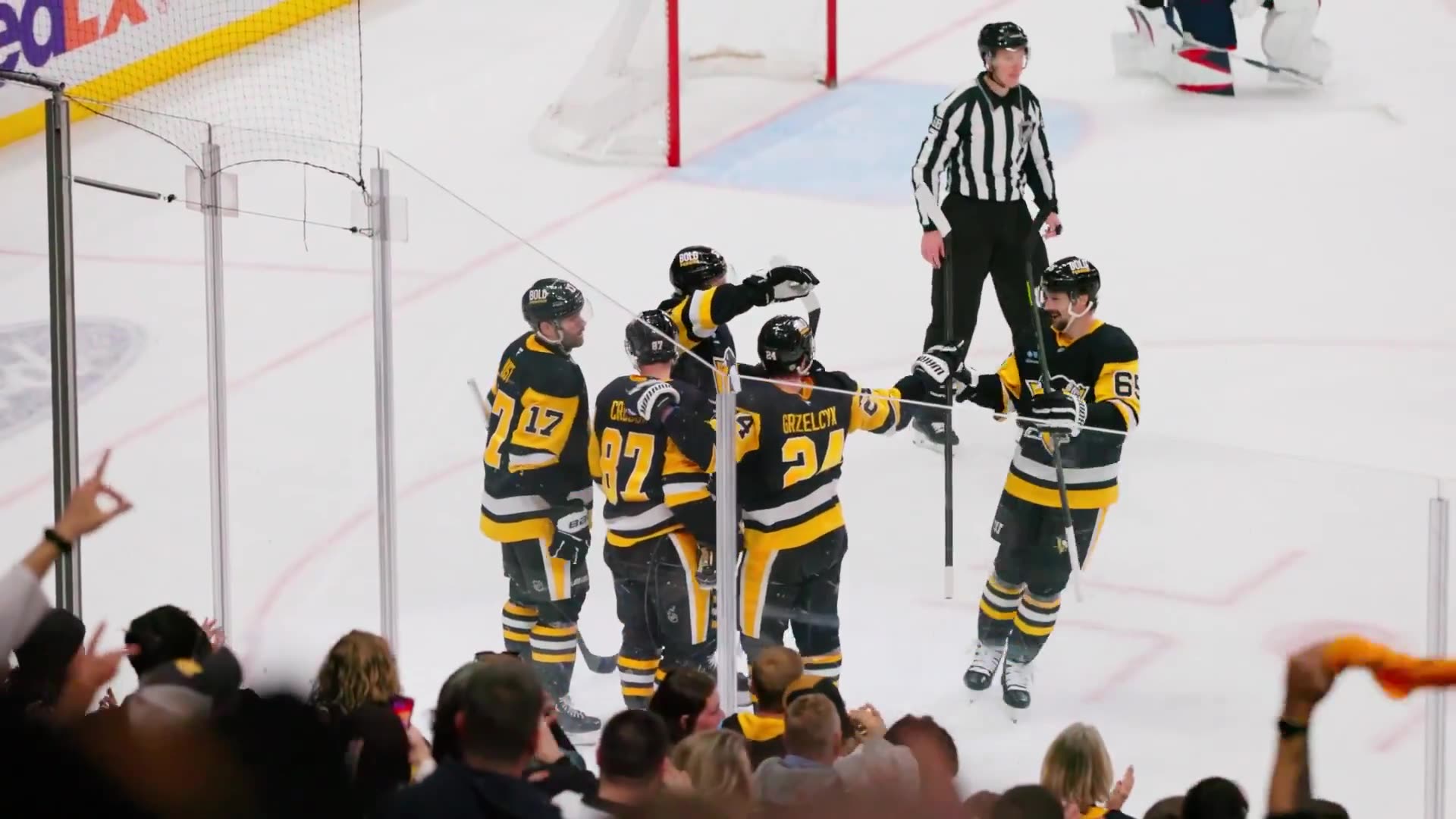 NHL - Sidney Crosby hits 25 goals for the 15th time in his career! 🧠🇺🇸