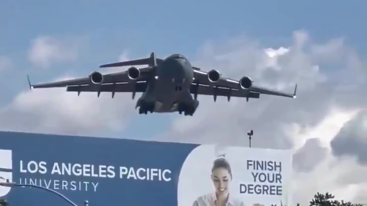 C-17 Globemaster landing LAX!