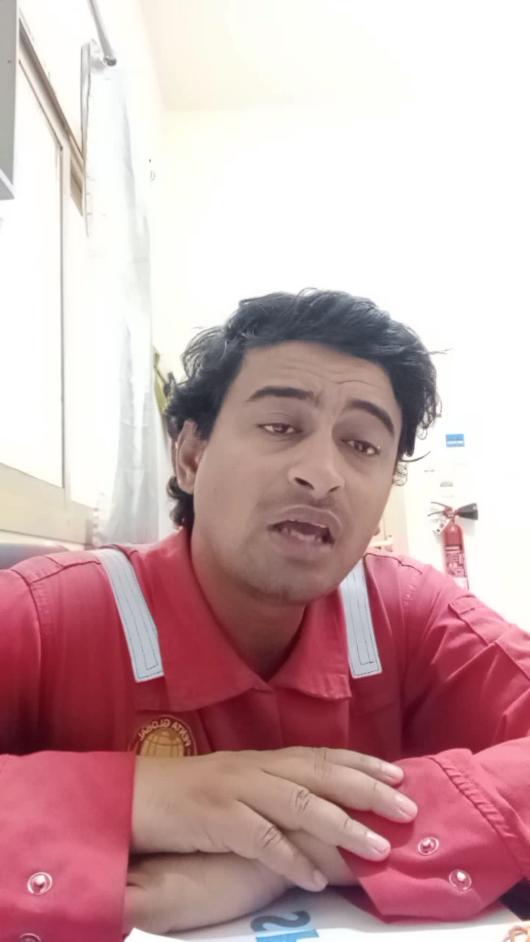 aks kitne utar gaye mujhmein