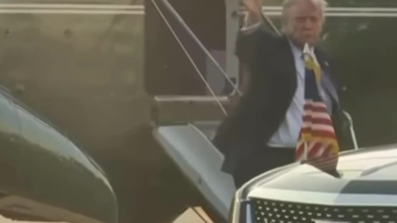 Ok let’s LOOK CLOSE at this video of DJT…