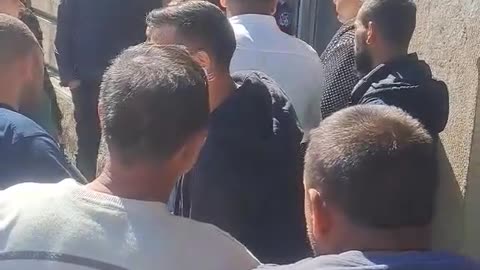 мъж преби 12-годишно дете, хвърли го през перилата на мост и му счупи двете ръце