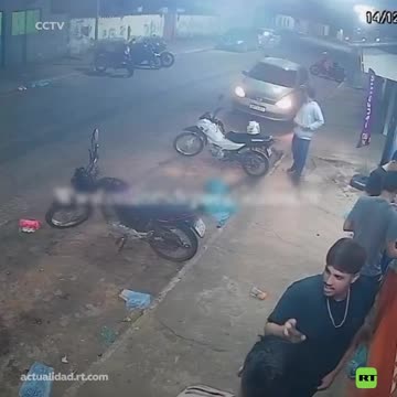 Joven imprudente pierde control de su moto y casi atropella a personas