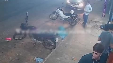 Joven imprudente pierde control de su moto y casi atropella a personas
