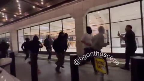Apple store in downtown LA being looted tonight