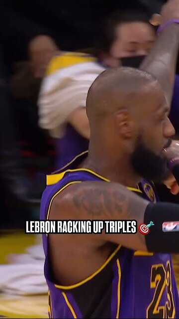 king james unleashed a FLURRY of triples in under a minute! GSW-LAL. 🏀🏀