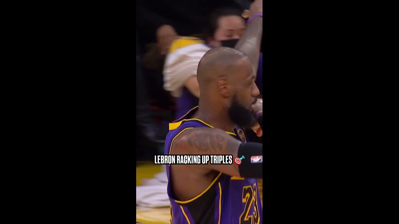 king james unleashed a FLURRY of triples in under a minute! GSW-LAL. 🏀🏀