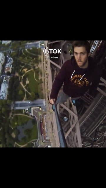 CLIMBER TAKES HUGE RISK CLIMBING🗼🧗‍♂️📸EIFFEL TOWER IN PARIS FRANCE🇫🇷🗼🧗‍♂️💫