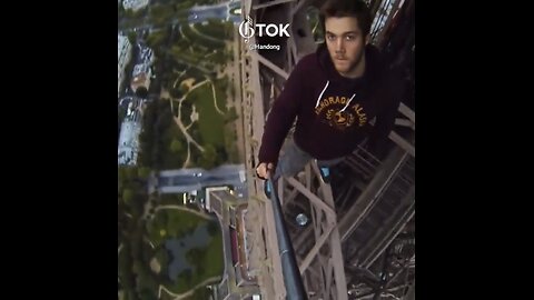 CLIMBER TAKES HUGE RISK CLIMBING🗼🧗‍♂️📸EIFFEL TOWER IN PARIS FRANCE🇫🇷🗼🧗‍♂️💫