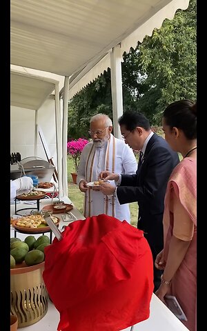 PM Modi & Japan PM Fumio Kishida had #Golgappa