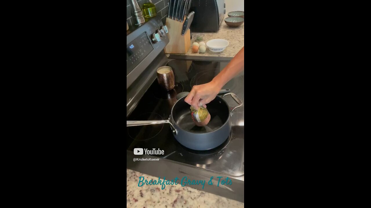 Breakfast Gravy & Tots