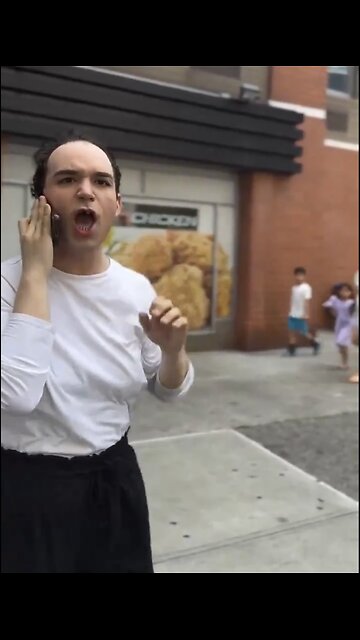 TRANSGENDER-MAN🚏🧔‍♀️📸HARASS WOMAN VLOGGING IN THE STREETS🚏🏪🙍🤳💫