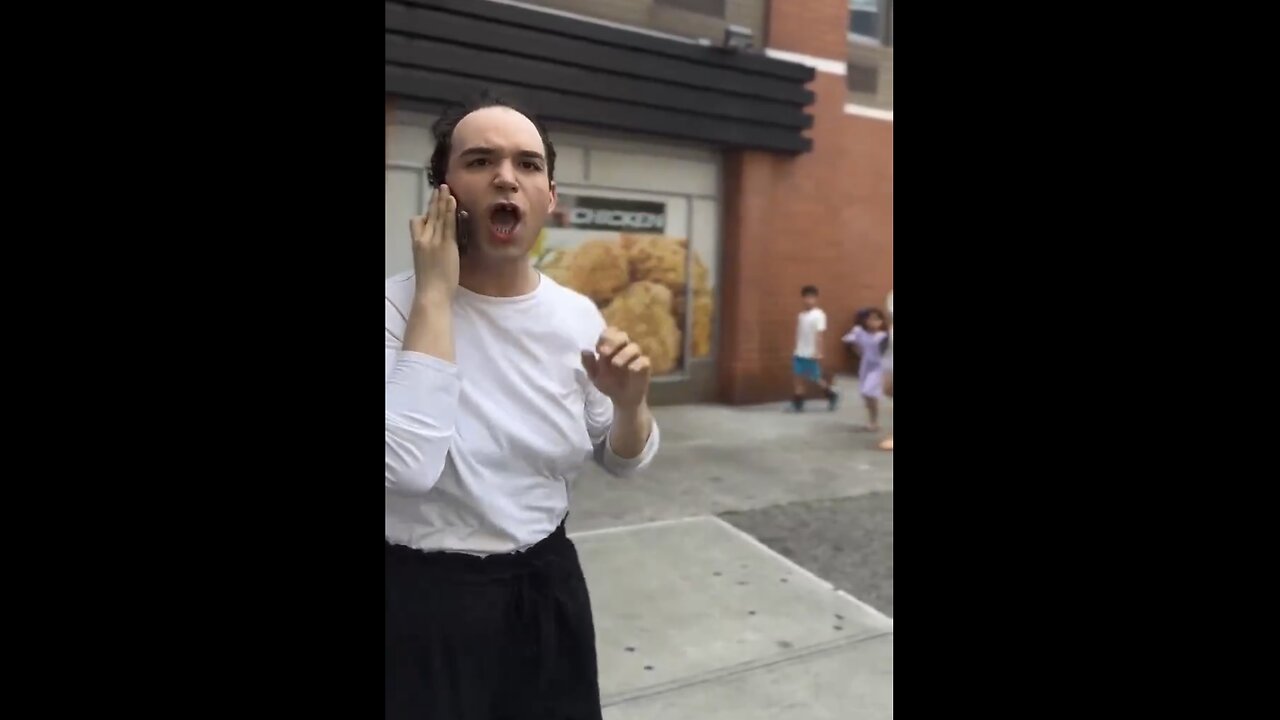 TRANSGENDER-MAN🚏🧔♀️📸HARASS WOMAN VLOGGING IN THE STREETS🚏🏪🙍🤳💫
