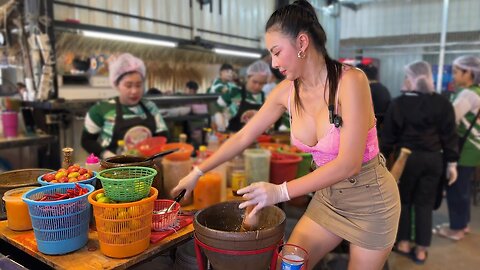 FAMOUS ! She is Back with more delicious dishes - Thai street food