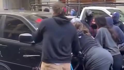 Protesters clash with ICE agents in san Francisco