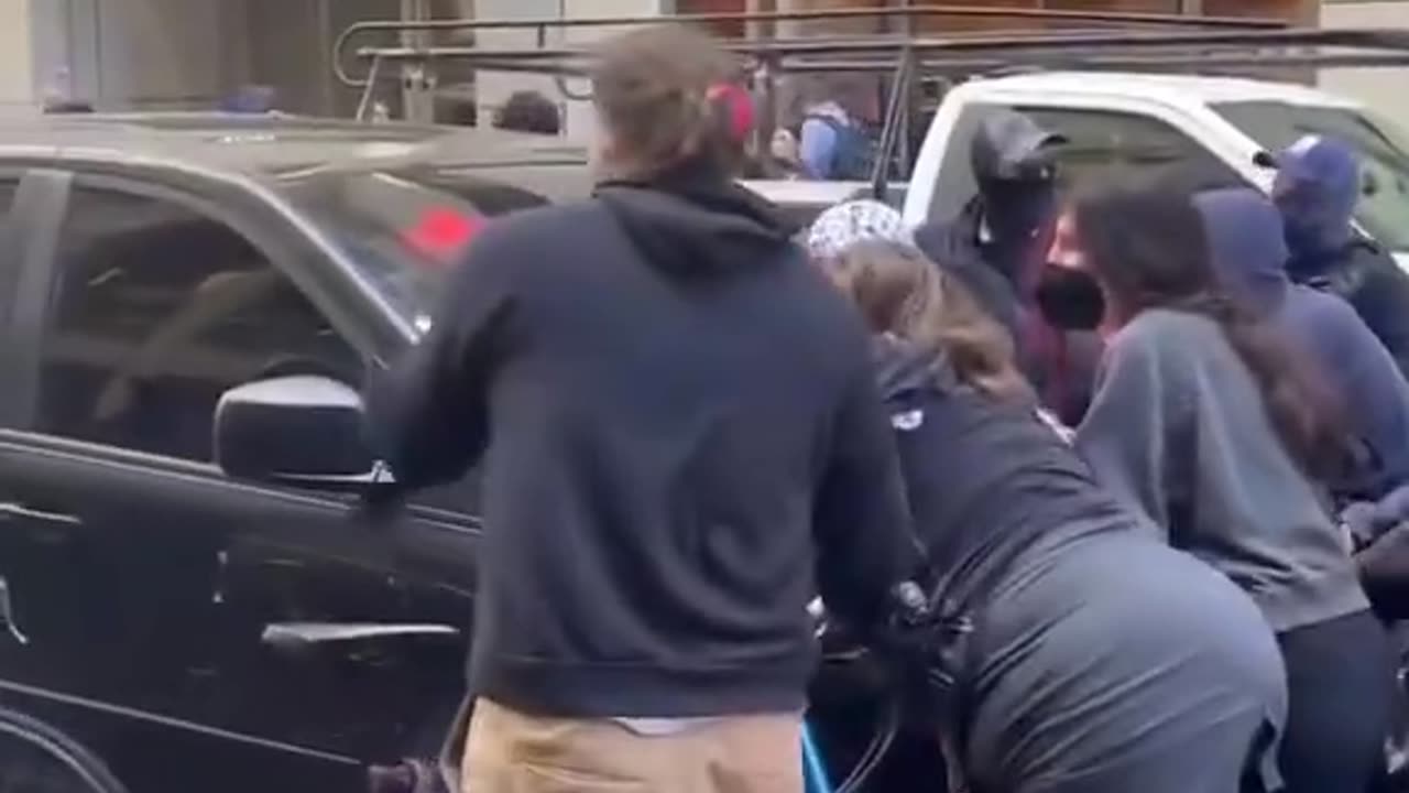 Protesters clash with ICE agents in san Francisco