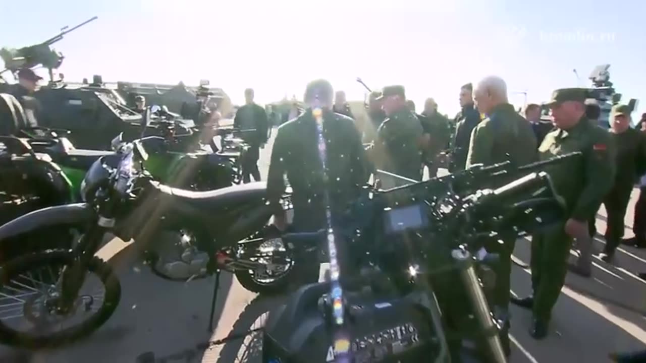 🤡 Putin shows up at the "Zapad-2025" exercises in military uniform.