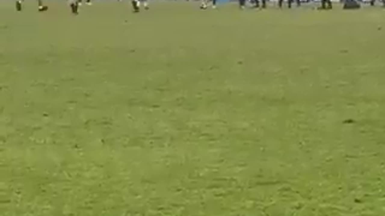 Police arrest referee on the field, players are surprised