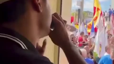"Cadê o dinheiro do INSS, Lulaladrão?" Baiano pergunta em caixa de som, petistas ficam sem resposta.