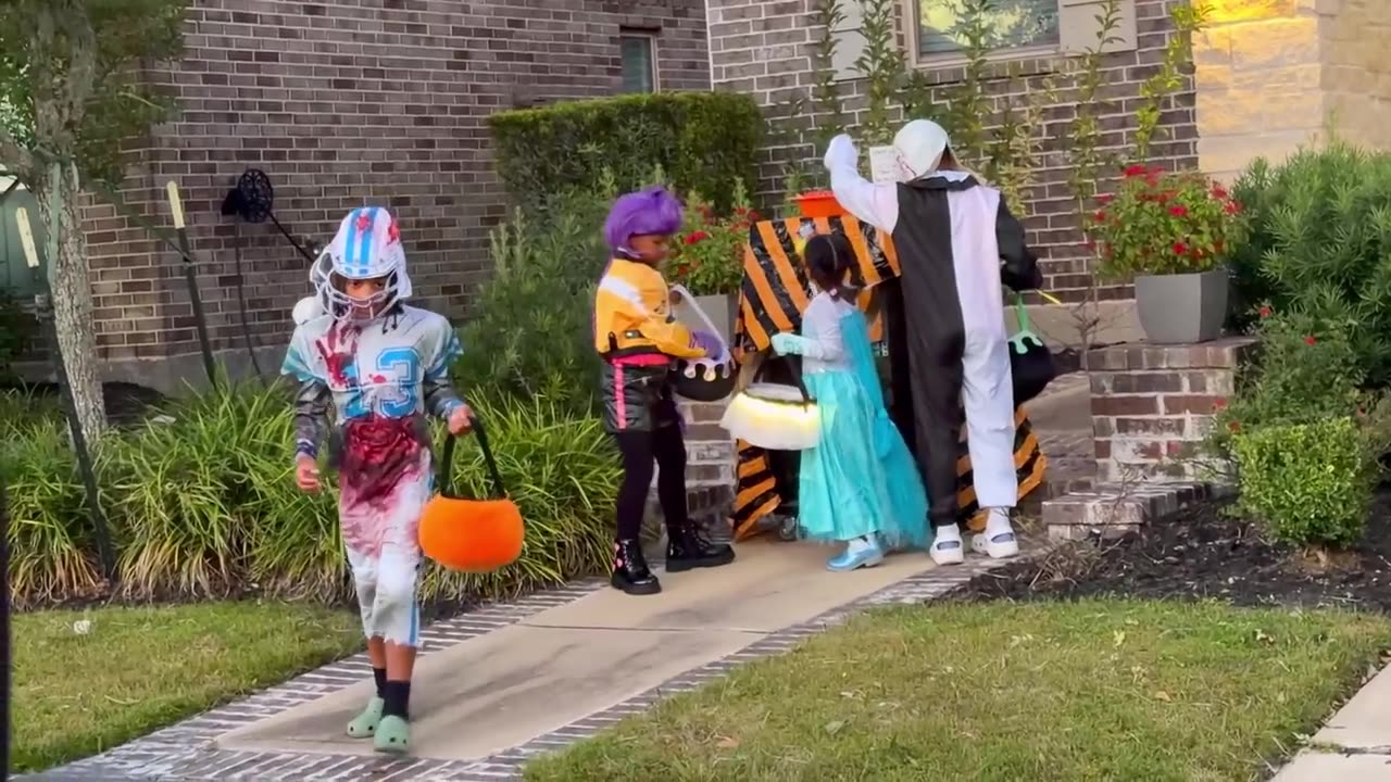 HALLOWEEN TRICK OR TREATING WITH THE PRINCE FAMILY!