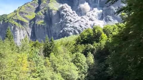 "Shocking Glacier Collapse – Swiss Alps Village Buried! 🏔️❗"