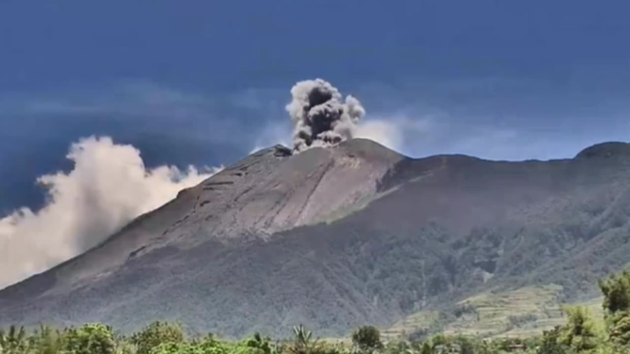 Huge Eruption Of The Kanlaon Volcano In Negros Island Region, Philippines (04/14/2025)