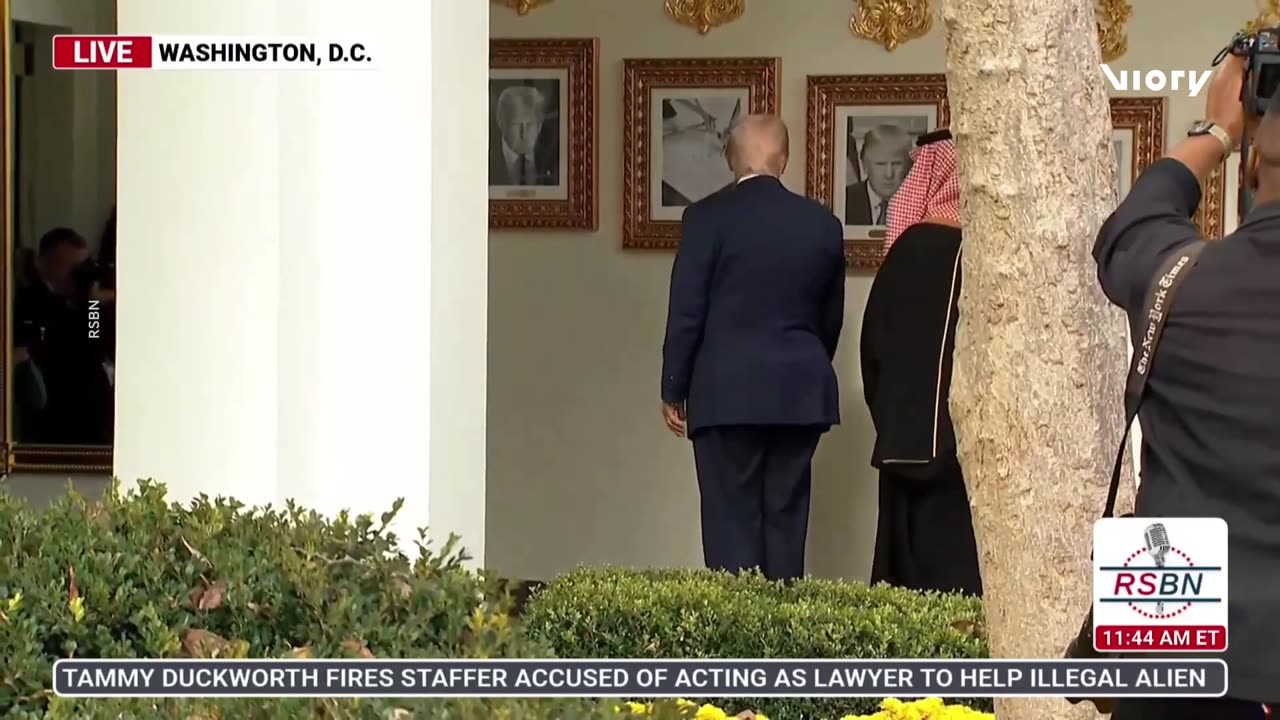 Trump shows MBS a portrait of the auto-pen he used to replace Joe Biden’s image